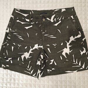 Ann Taylor Factory Green and White Flat-Front Shorts with Leaf Print Size 2